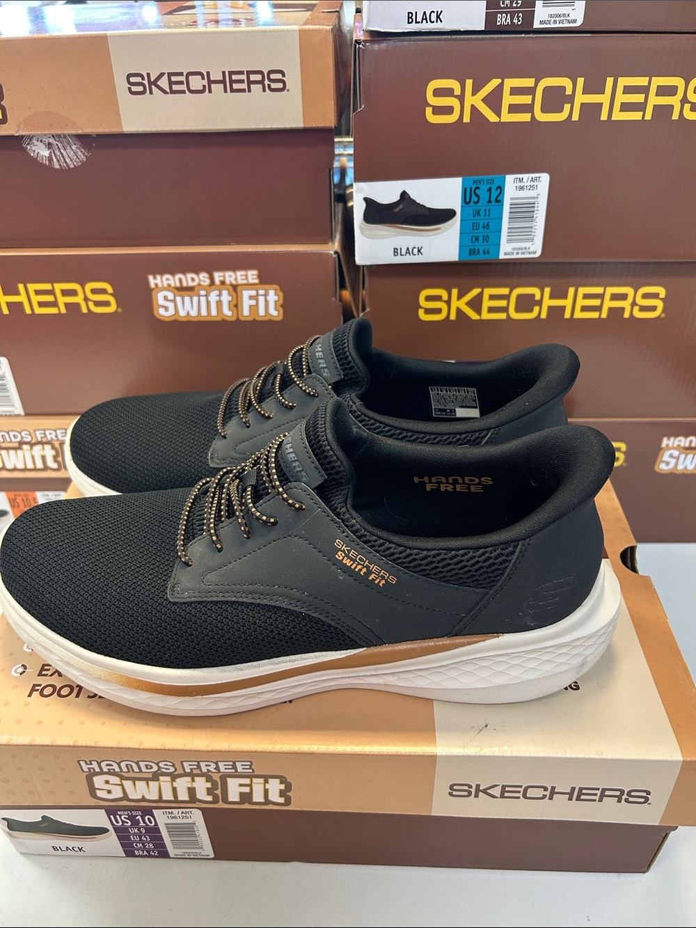 Skechers Men’s Size 10 Black/White Swift Fit Slip-On Sneakers 0479